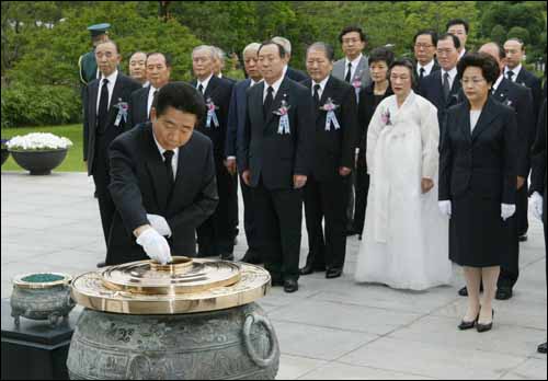 고 노무현 전 대통령이 2004년 6월 6일 오전 국립현충원에서 열린 제49회 현충일 추념식에 참석, 헌화한 뒤 분향하고 있다.